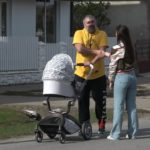 Miroslav Miki Đuričić uslikan kako šeta bebu, prva porodična fotografija pčelara iz Kupinova (SNIMAK)