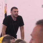 Kriminalac Kristijan Golubović uličarskim manirom pljunuo Tomu Panića, uletelo obezbeđenje, a spomenuli i Anakondu koju su svi muškarci u Zadruzi mogli da j***! (SN)IMAK)
