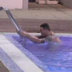 Uspaljeni Kristijan se posle susreta sa starletom Stanijom okupao u ledenoj vodi bazena u Zaduzi