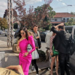 Poznata glumica Marija Karan snimljena ispred zgrade Pinka sa drugim učesnicima budućeg rijalitija Zadruga 5