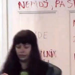 KAO U HOROR FILMOVIMA: Psihički obolela Miljana Kulić Mikiju Đuričiću ispisala jezive poruke crvenim ružom na vratima, opomena da mu je za petama!