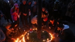 Građani Beograda pale sveće za žrtve iz osnovne škole "Vladislav Ribnikar" u Beogradu, 3. maja 2023. (Foto: AP/Armin Durgut)