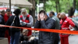 Okupljeni ispred škole "Vladislav Ribnikar" posle masovnog ubistva