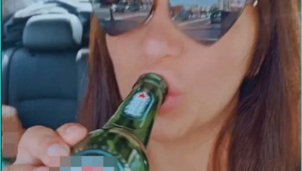 Miljana pije pivo dok je sa Željkom 