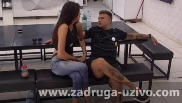 U "ZADRUZI" SE CEO DAN TRESU KREVETI Misica obećala da neće biti akcija pred kamerama, pa naskočila na Karića, ovakvu strast još niste videli u Beloj kući (VIDEO +18)