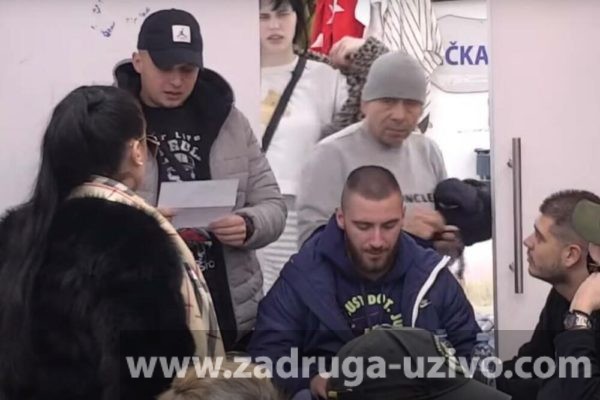 ŠOK U ZADRUZI, OVAJ UČESNIK HITNO NAPUSTIO RIJALITI PO ODLUCI VELIKOG ŠEFA: Njegovi cimeri u neverici, TARA U SUZAMA! VIDEO