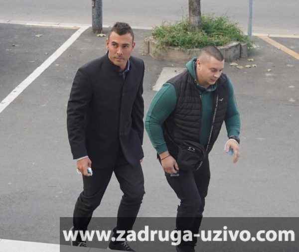 Kaskader i učesnik Zadruge Uroš Ćertić vidno raspoložen je stigao u Palatu pravde, gde ima zakazano suđenje zbog nelegalnog posedovanja oružja, kojim je ...