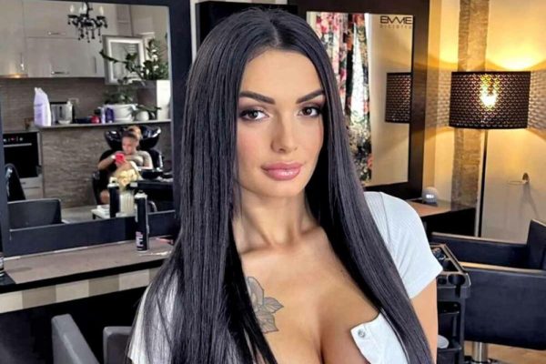 SKANDAL! VIKI MITROVIĆ SKROZ GOLA: Isplivala fotka iz kreveta, izbacila G*ZU, a na njoj NIŠTA! (FOTO 18+)