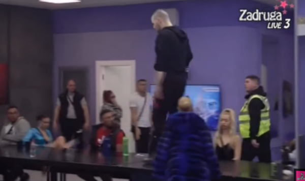 Zvezdan Slavnić se popeo na sto, pa gađao Anu Ćurčić klupom Zadruga 6