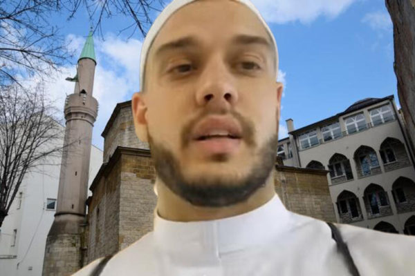 GODINAMA JE PRELAZAK U ISLAM BIO TAJNA! Ovaj bivši ZADRUGAR je JEDINI znao Dejanovo opredeljenje, a nikada nije PROGOVORIO!