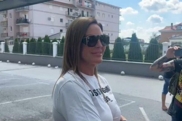 OVO SU RANI RADOVI MILENE KAČAVENDE! Ovako je izgledala kao devojka, plava kosa, GRUDI u prvom planu, dole gotovo da NEMA NIŠTA