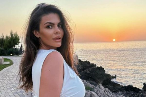 "DA SAM ZNALA DA ĆE MOJE SLIKE U GAĆAMA DA TE POTRESU..." Trudna pevačica šokirala objavom: Muž voli kad nemam ništa na sebi