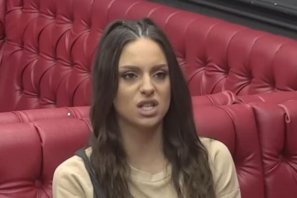 MIONA PRIČALA SA SLUČAJNOM PROLAZNICOM IZ SPOLJNOG SVETA! Kamera ih usnimila, evo šta joj je rekla: Rijaliti učesnica RAZOČARANA!